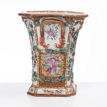 Tulpanvas, porslin, s.k. 'Rockefeller-pattern', Qingdynastin, Qianlong (1736-95).rockefeller.