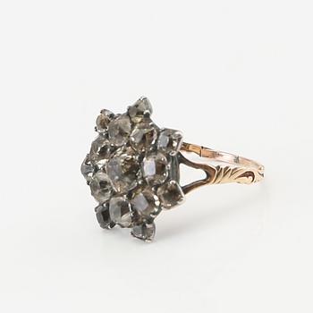 Ring and a pair of earrings in silver with faceted topazes and paste, circa 1900.