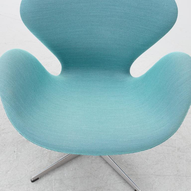 Arne Jacobsen, armchair, "The Swan", Fritz Hansen, Denmark, 2010.