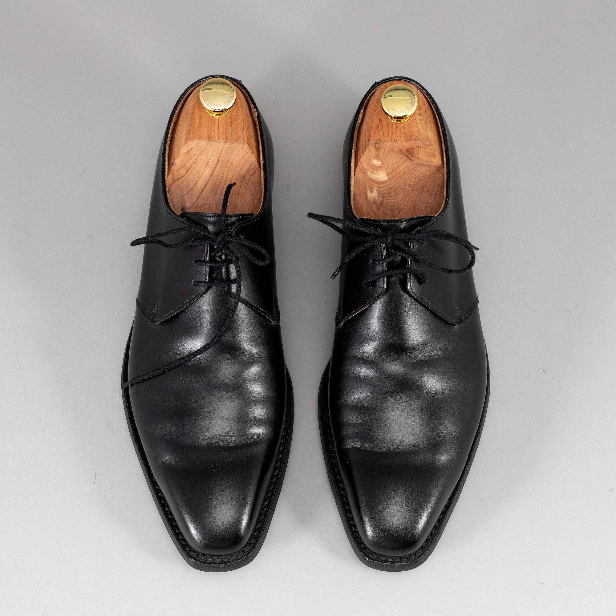 CROCKETT & JONES, a pair of black leather 'Highbury' shoes, size 8.