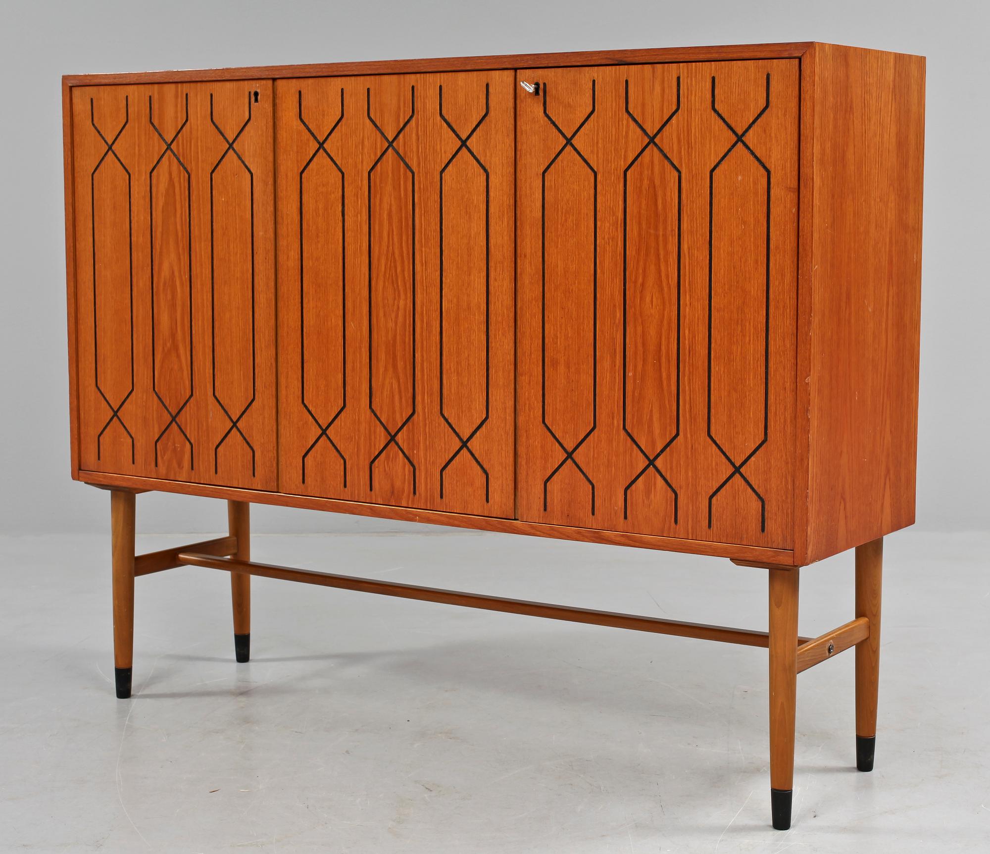 SIDEBOARD, 1900-talets mitt.