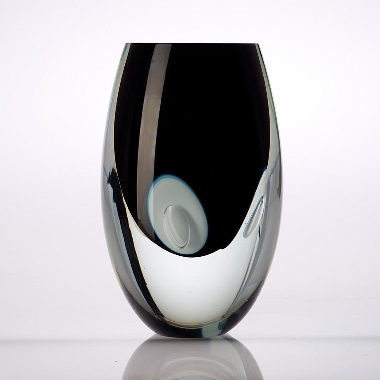 A Timo Sarpaneva 'Claritas' glass vase, Iittala, Finalnd 1985.