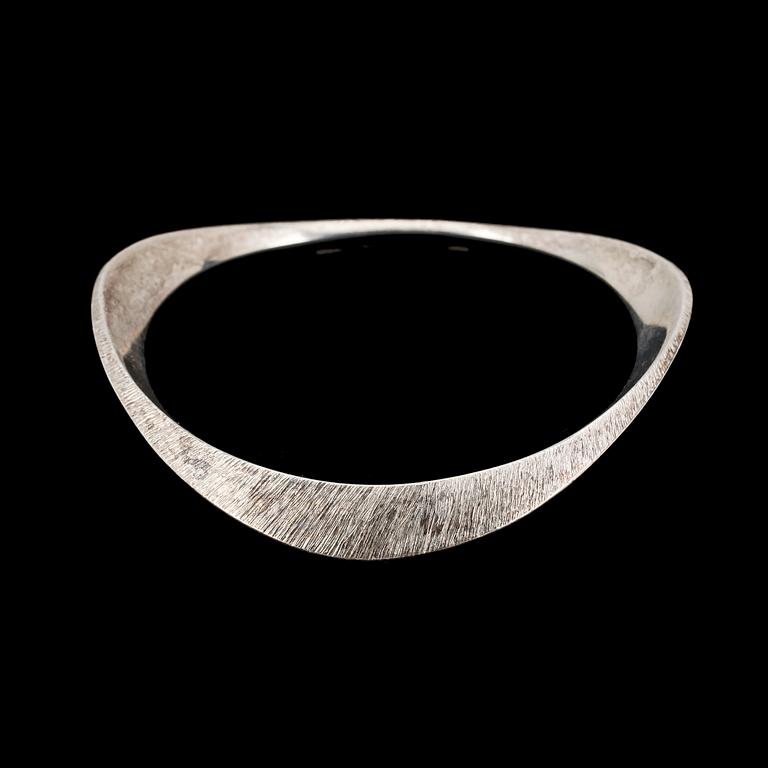 ARMRING samt RING, silver, Rey Urban, Stockholm, 1966 resp Björn Weckström, Lapponia, Finland, 1973. Tot ca 50 g.