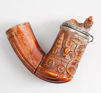 PIPHUVUD, skuret trä, 1800-tal.