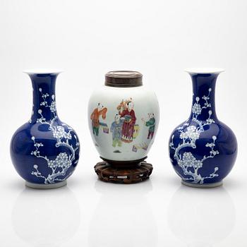 Vases, a pair, and a urn, porcelain, China, 19th/20th century.