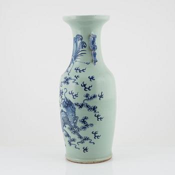 A large vase, late Qing dynasty.