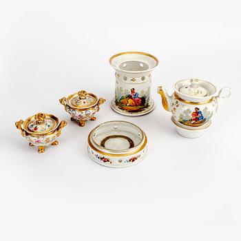 Tekanna med värmeställ samt  miniatyrterriner ett par 1800-talets mitt porslin.