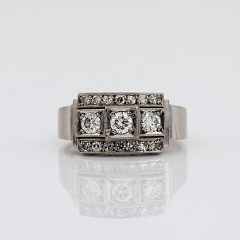RING, 18K vitguld med olika slipade diamanter, tot ca 0,44 ct, Cesons, Göteborg, 1973. Vikt 5,23 g.