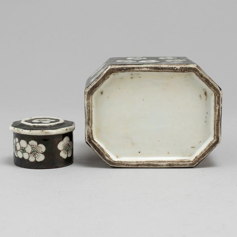 A famille noire tea caddy with cover, Qing dynasty, 19th century.