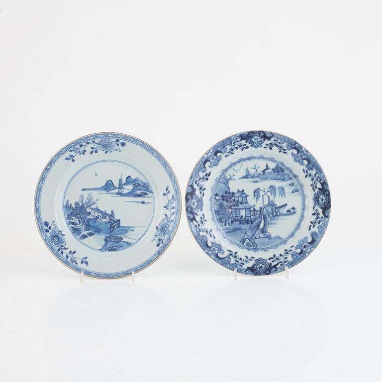 A group of four Chinese blue and white export porcelain plates, Qing dynasty Qianlong (1736-95) and two dishes, 20th cen.