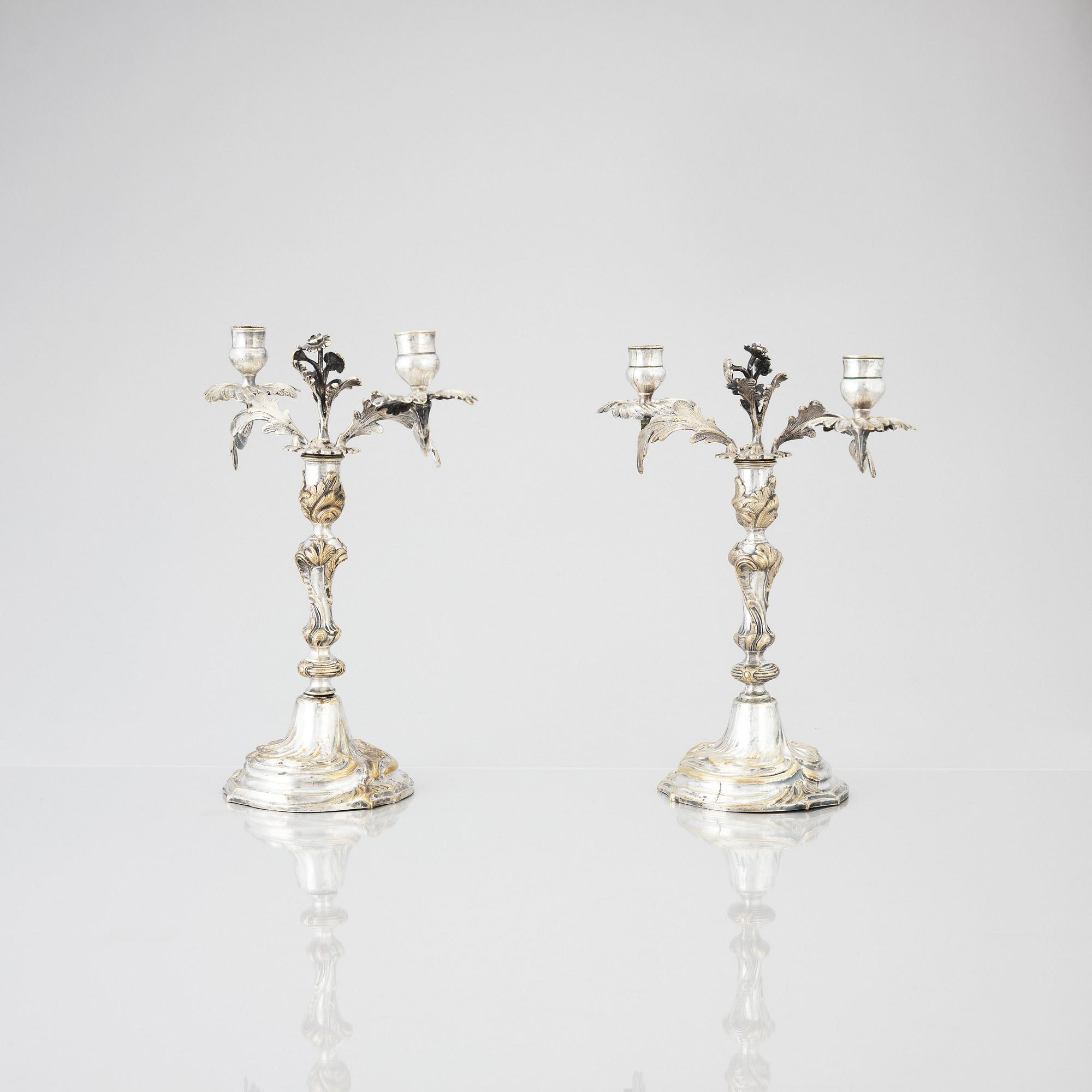 Kandelabrar, för två ljus, ett par,  försilvrad mässing, argent haché, Rokoko.