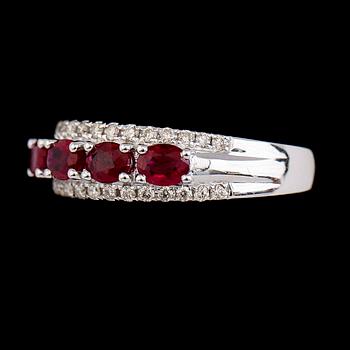 RING, 18K vitguld, 5 rubiner tot ca 1.15 ct, diamanter tot ca 0.27 ct.