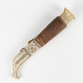 A reindeer horn knife attriburted to Hendrik Juuso, signed and dated -81 cm.