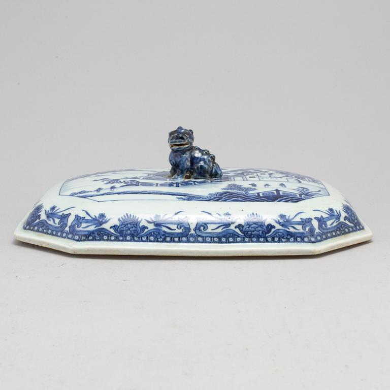 A blue and white cover for tauren, Qing dynasty, Qianlong (1736-95).