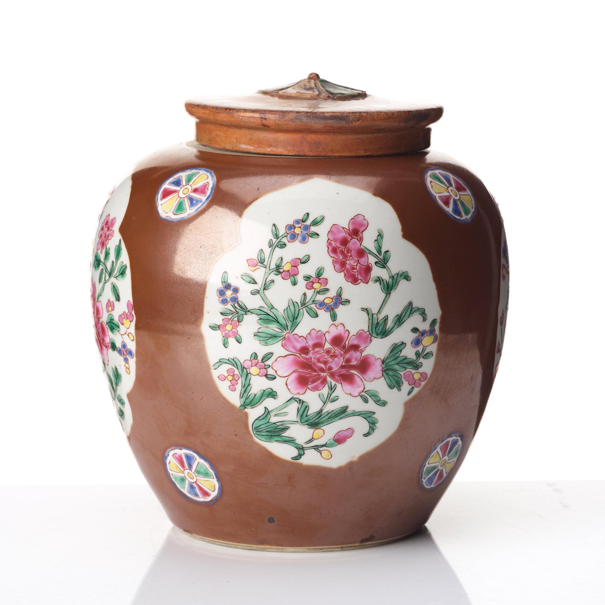 A famille rose and cappuciner brown jar, Qingdynasty, Qianlong (1736-95).