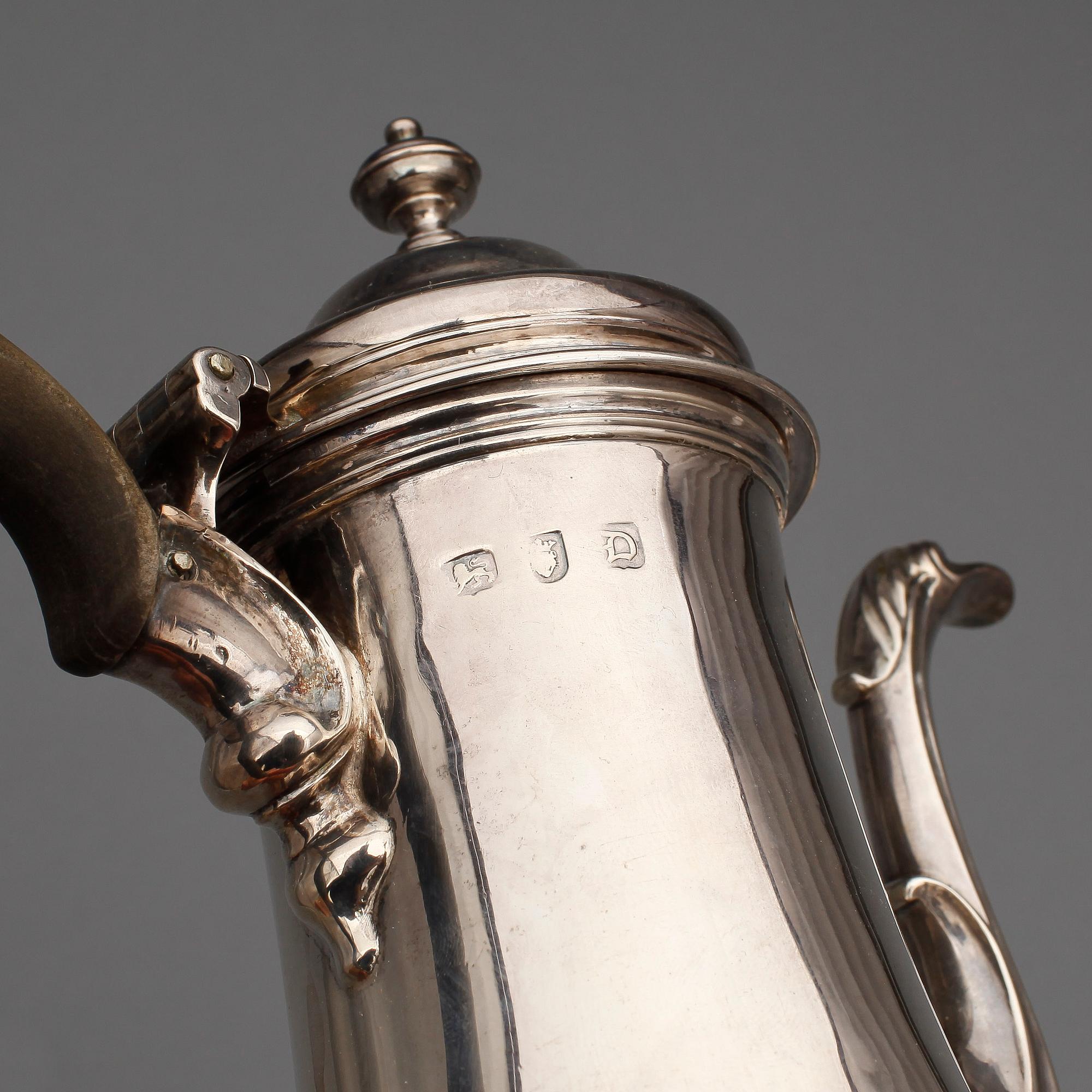 KAFFEKANNA, silver London Thomas Cooke II and Richard Gurney, London 1759. Total vikt ca 650 gr.