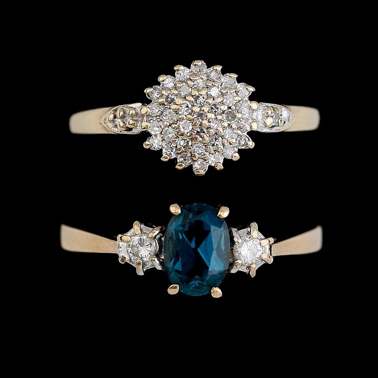 RINGAR, 2 st, 9 k guld med blå sten samt mindre diamanter. Total vikt ca 4 gram.