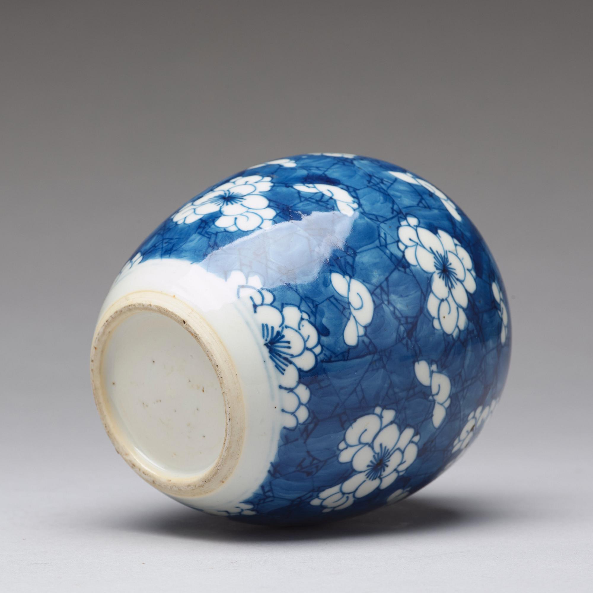 A blue and white tea caddy, Qing dynasty, Kangxi (1662-1722).