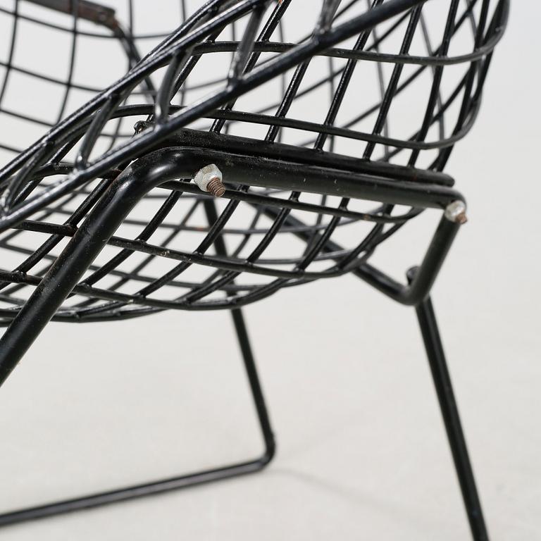 A chair by Harry Bertoia, model "Diamond Chair", third quarter of the 20th century.