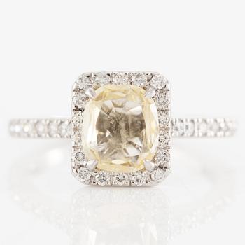 Ring 18K vitguld  med ovalslipad gul safir och briljantslipade diamanter.