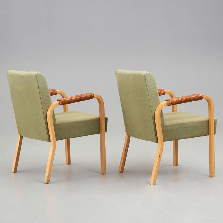 Alvar Aalto, a pair of model nr 48 laminated birch and leather easy chairs, Oy Huonekalu- ja Rakennustyötehdas for Artek, Finland.