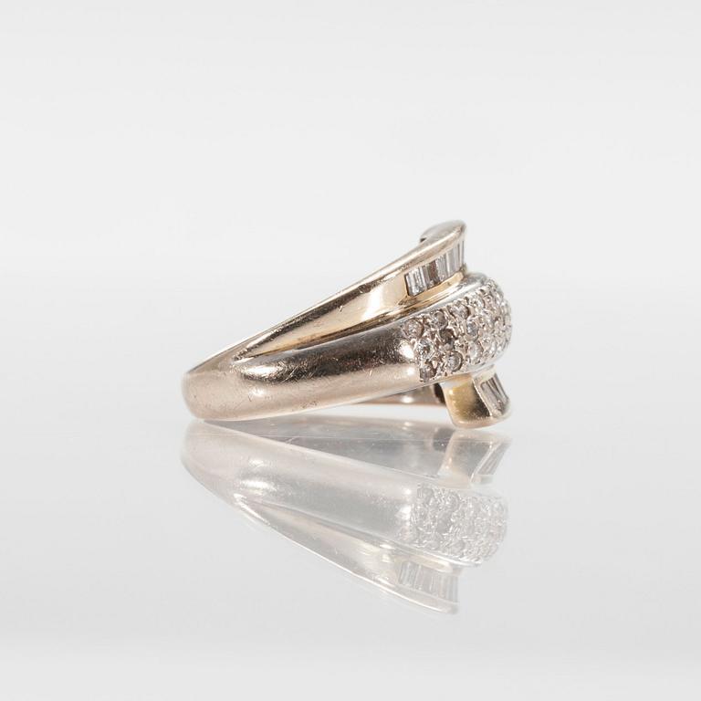 RING, 18K guld, Briljant och baguetteslipade diamanter ca 0.80 ct. Storlek 16+. Vikt 8,16 g.