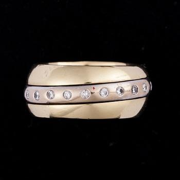 RING, 18K guld, 22 st briljantslipade diamanter tot. ca 0,22 ct. Vikt 13,2 g.