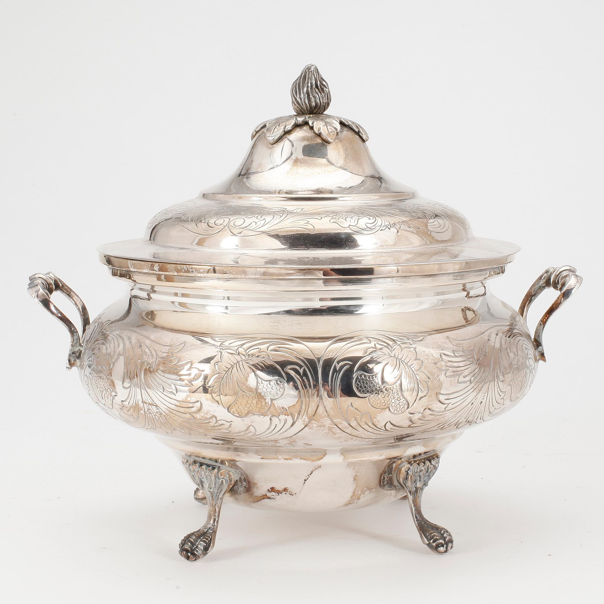 BONBONJÄR, silver, svenska importstämplar, 1900-tal. Vikt ca 695 g.