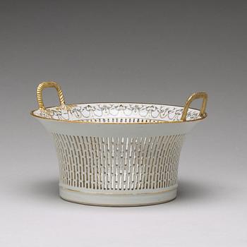 A grisaille chesnut basket with stand, Qing dynasty, late Qianlong (1736-95).