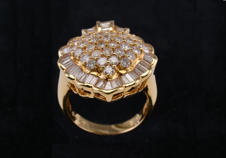 SORMUS, 98 briljantti- ja baguettehiottuja timantteja n. 2.5 ct. 18K kultaa. Koko 17-, paino 9 g.