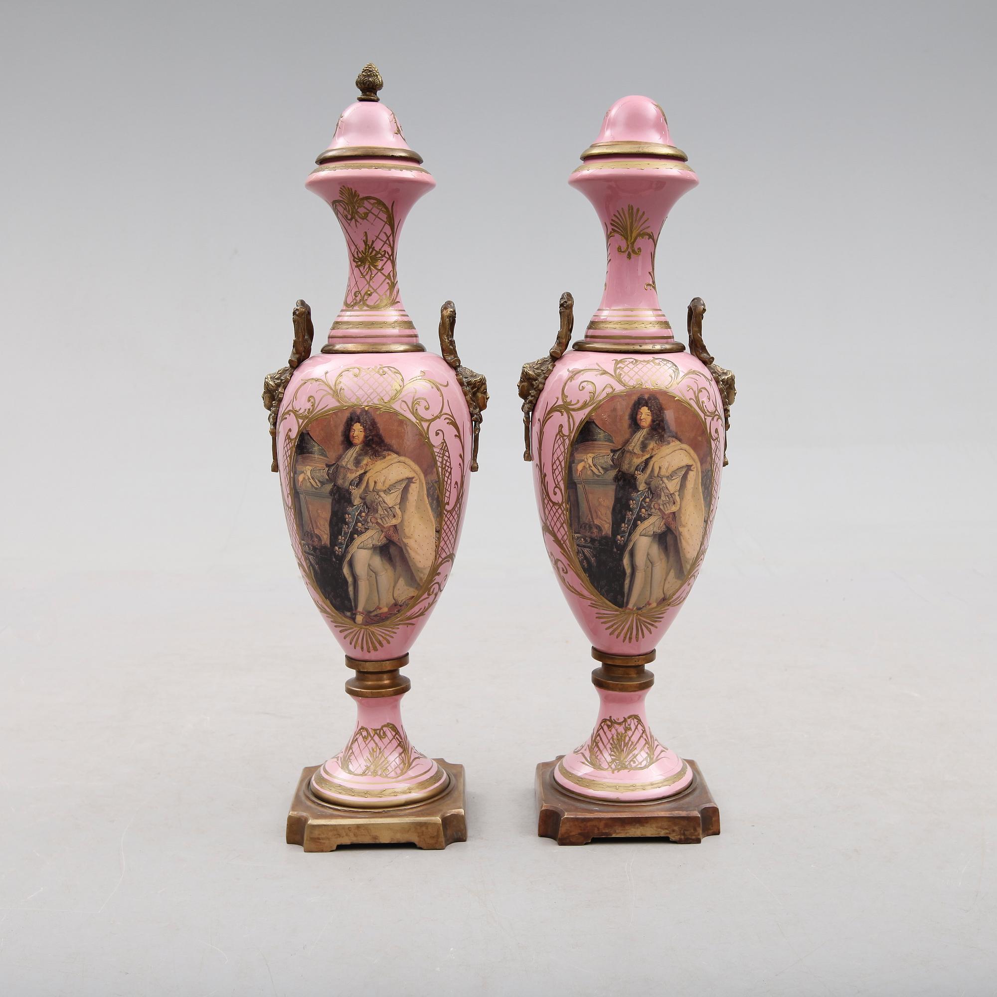 PRAKTURNOR, 1 par, porslin, Frankrike, 1900-tal.