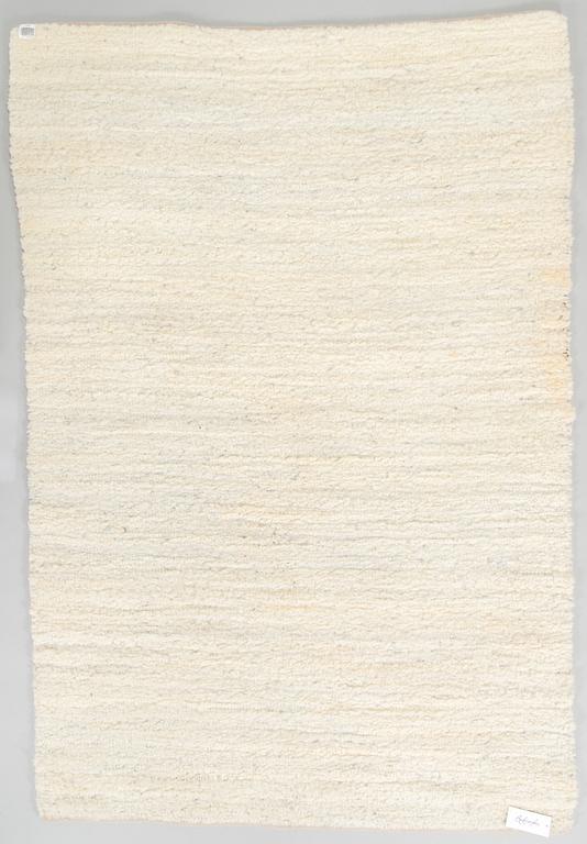 A sheepskin rug. Ca. 140 x 200 cm.