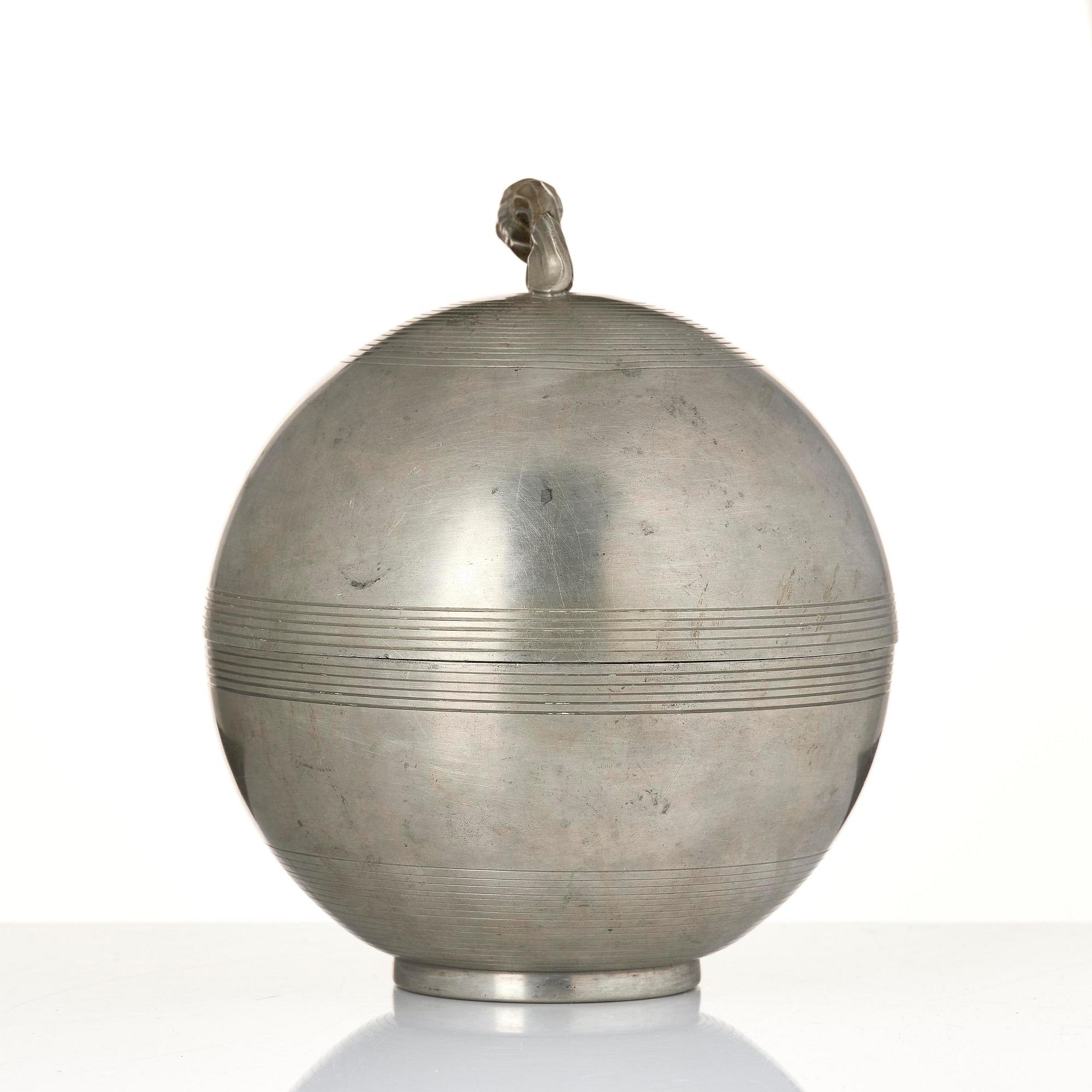 Sylvia Stave, a pewter bonbonnière model no 5347, C.G. Hallberg, Stockholm, 1933.