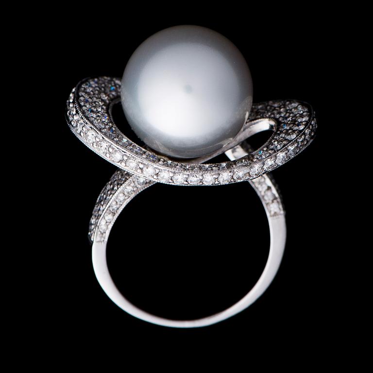 A RING, cultured South sea pearl, brilliant cut diamonds, 18K white gold.