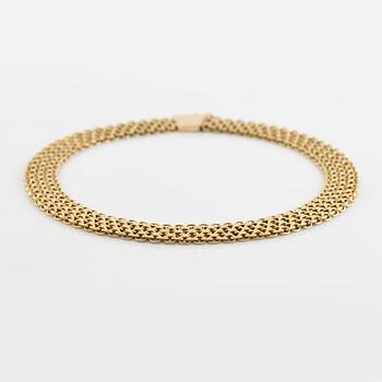 An 18K gold necklace.