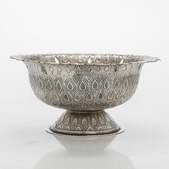 Malja, hopeaa, mogultyylinen, 1700-luku. Suomalaiset tarkastusleimat, Ossian Hopea, Porvoo 1977.