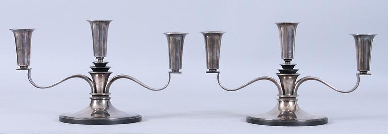 KANDELABRAR, ett par samt BORDSLAMPA, vitmetall, delvis Danmark, 1900-tal.