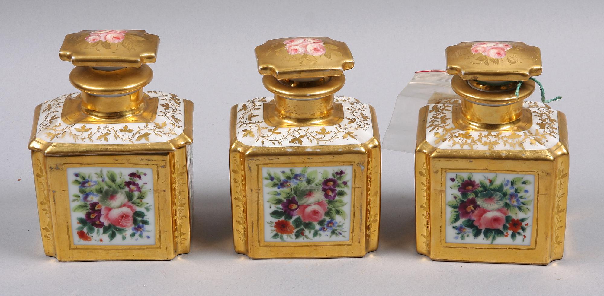 SCHATULL MED TEDOSOR, trä och porslin. 1800-tal.