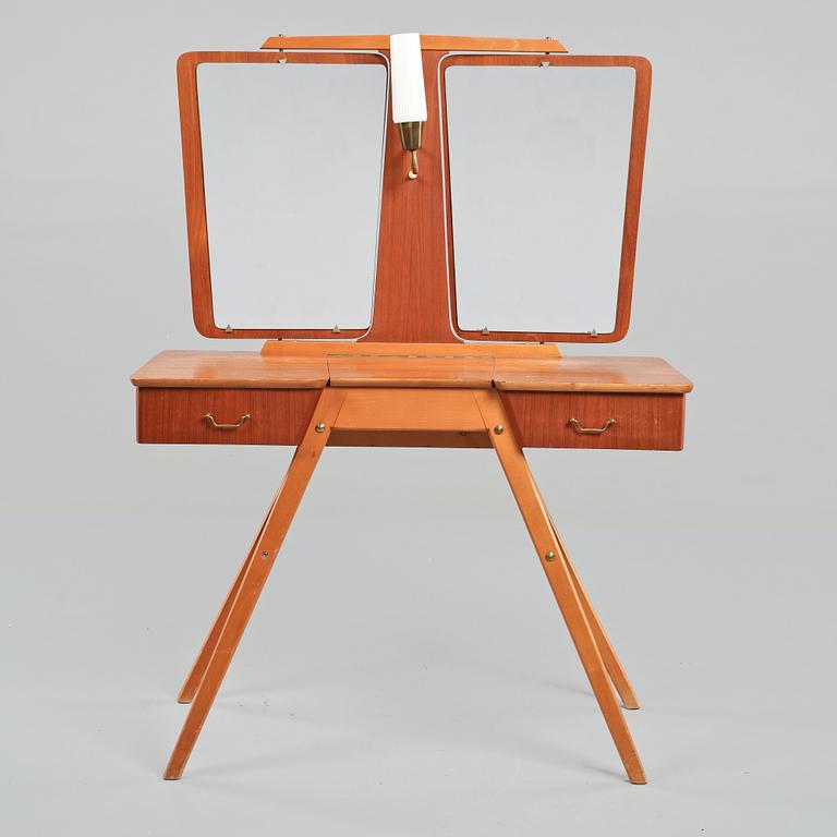 TOALETTBORD, omkring 1900-talets mitt.