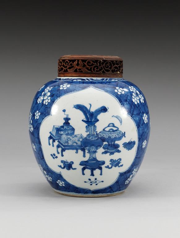 A blue and white jar, Qing dynasty, Kangxi (1662-1722).