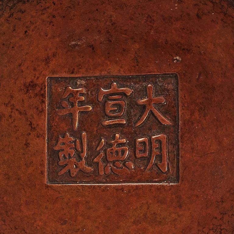 RÖKELSEKAR, brons. Qing dynastin, med Xuandes märke, 1700/1800-tal.