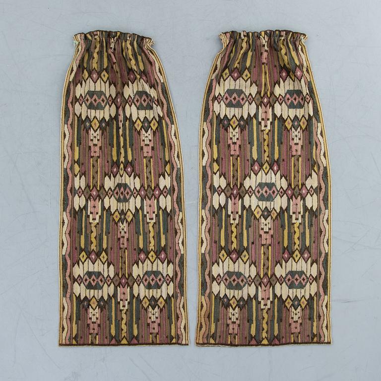 DRAPERIER. "Skära tulpaner". Rölakan. 198 x 88 cm/styck. En signerad MMF.