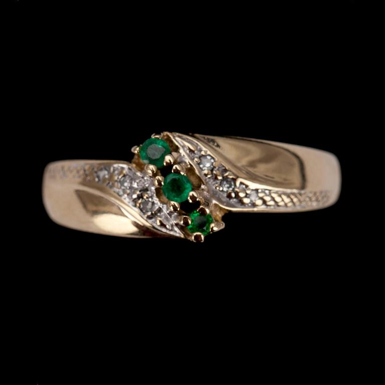 RING, guld 14K, 6 pientä timanttia, 3 pientä smaragdia. Suomalaiset leimat 1996. Vikt tot. 2,5 g.