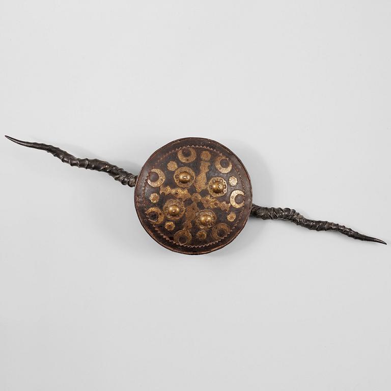 MADUSKÖLD, horn, brons och mässing. Indien, 1800-tal.