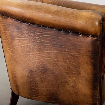 A PAIR OF LEATHER ARMCHAIRS.