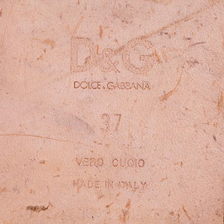 DOLCE&GABBANA, a pair of gold colored leather sandals. Size 37.