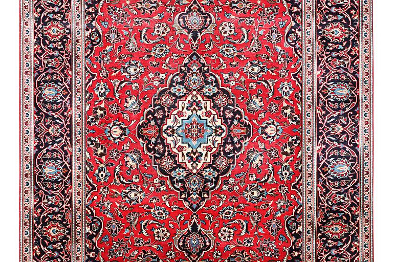 A Kashan carpet, c. 297 x 198 cm.