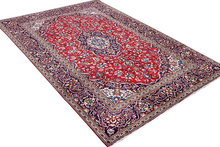 A Kashan carpet, c. 307 x 208 cm.