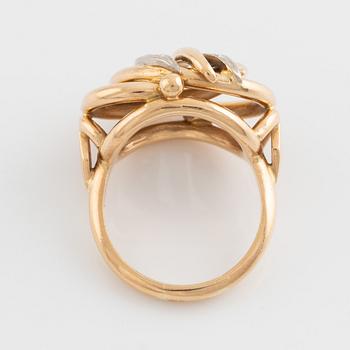 Ring, 18K guld med briljantslipade diamanter.