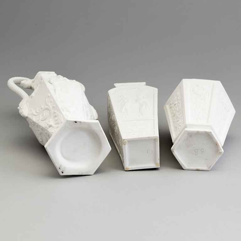 VASER, tre st samt TAZZA, parian, Gustafsberg och Rörstrand, sekelskiftet 1900.